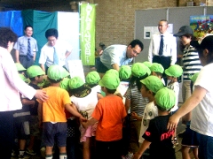 高松市内の幼稚園児を招待し展示している蚕、ほたる、などを実際に手でさわって楽しんでもらいました。